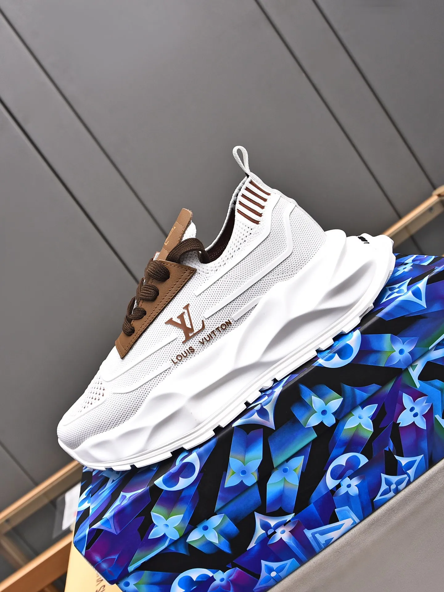 Men's shoes 💰500 LV high-end hot model 👍 Counter 1 design. The face is made of high-elastic fly knit + cowhide + imported glue! TPU outsole is easy to put on, light, comfortable and elastic, trendy and fashionable! ! ! 💪Multiple colors to choose from! Code number: 38-44 (45 46 customized)